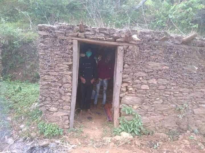 दैलेखको भैरवी गाउँपालिकामा बनाइएको एक क्वारेन्टाइनमा बसेकाहरू। जुन तस्वीर अहिले सामाजिक सञ्जालमा ‘भाइरल’ छ।